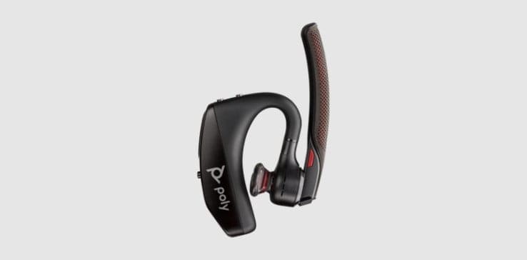 Poly Voyager 5200 Bluetooth-Mono-Headset mit nach oben gedrehtem Mikrofonarm und nach innen geschwenktem Ohrhörer für den Transport oder das Verstauen im Ladeetui.